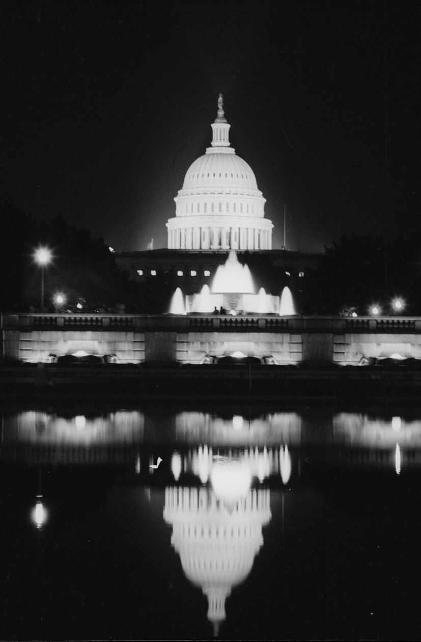 Frente oeste do Capitólio dos EUA reflectida no espelho d