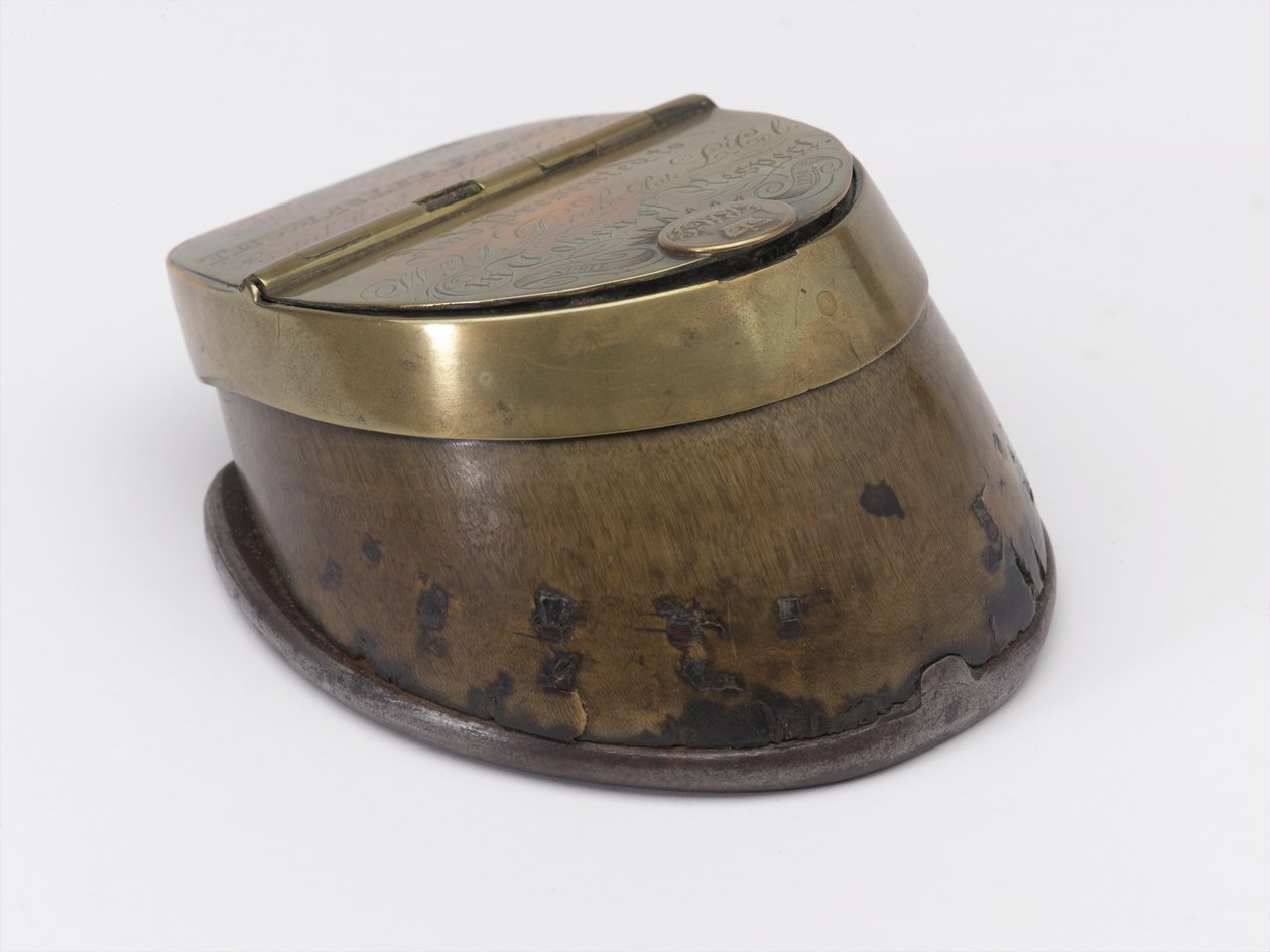 Tinteiro de casco de cavalo pertencente ao Capitão William Tyrwhitt Drake, Royal Horse Guards, c.1829 (tinteiro, casco de cavalo) de Thomas Lee