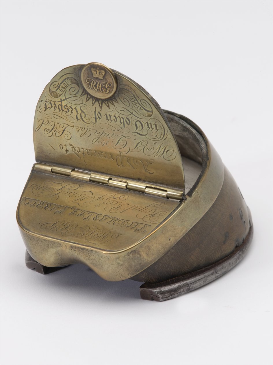 Tinteiro de casco de cavalo pertencente ao Capitão William Tyrwhitt Drake, Royal Horse Guards, c.1829 (tinteiro, casco de cavalo) de Thomas Lee