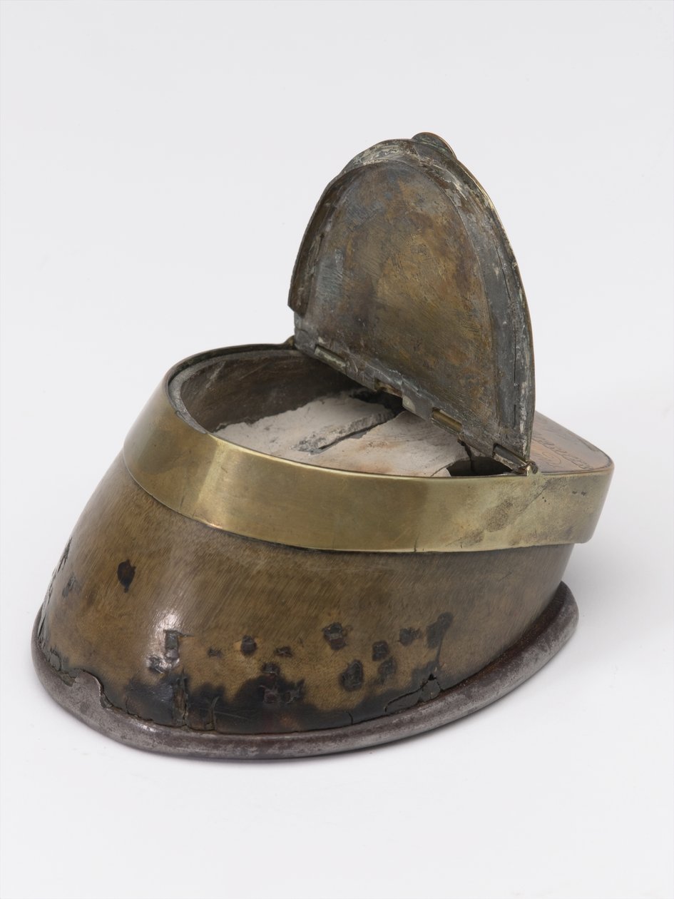 Tinteiro de casco de cavalo pertencente ao Capitão William Tyrwhitt Drake, Royal Horse Guards, c.1829 (tinteiro, casco de cavalo) de Thomas Lee