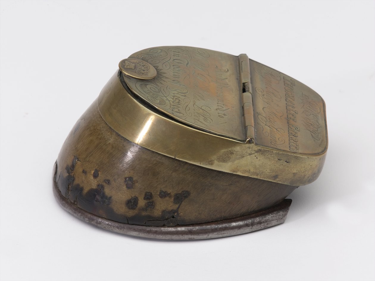 Tinteiro de casco de cavalo pertencente ao Capitão William Tyrwhitt Drake, Royal Horse Guards, c.1829 (tinteiro, casco de cavalo) de Thomas Lee