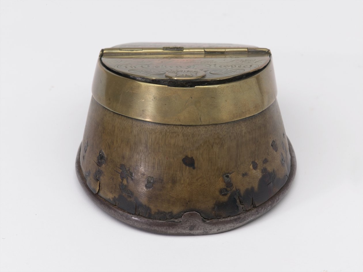 Tinteiro de casco de cavalo pertencente ao Capitão William Tyrwhitt Drake, Royal Horse Guards, c.1829 (tinteiro, casco de cavalo) de Thomas Lee