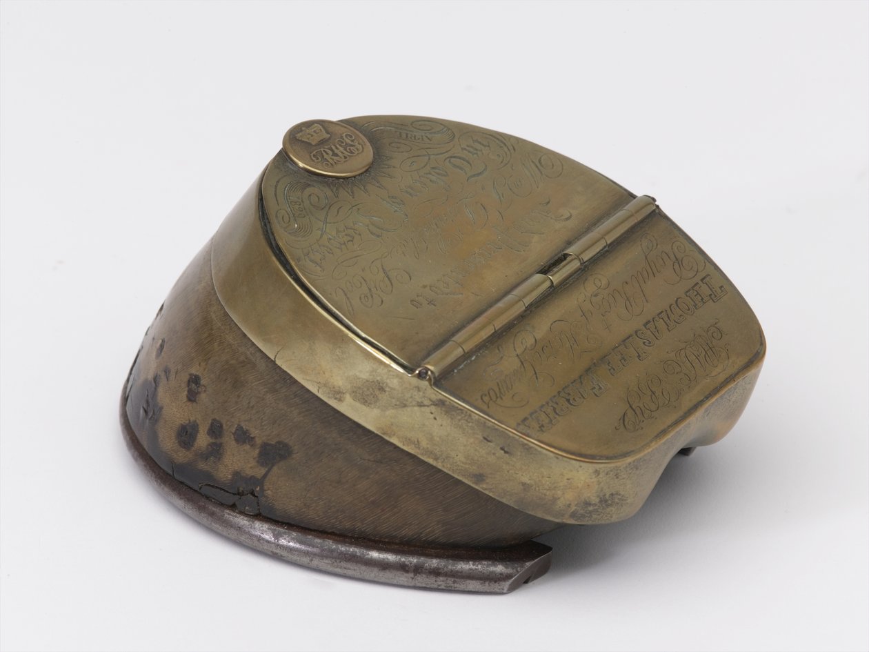 Tinteiro de casco de cavalo pertencente ao Capitão William Tyrwhitt Drake, Royal Horse Guards, c.1829 (tinteiro, casco de cavalo) de Thomas Lee