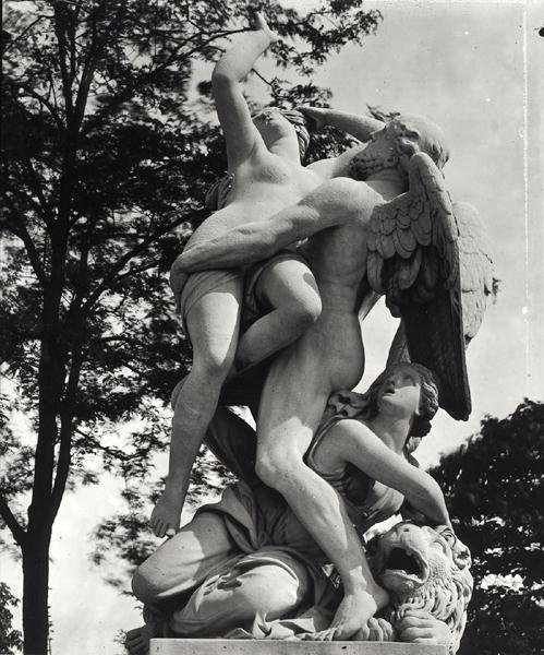 Saturno abduzindo Cibele, alegoria da Terra, c.1675-80, fotografado no Jardin des Tuileries, Paris, por Adolphe Giraudon (1849-1929) (mármore) (foto p - b) de Thomas Regnaudin