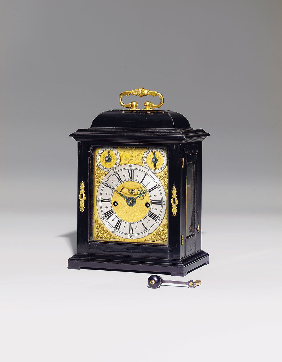 Um relógio de mesa marcante de William e Mary com pull quarter repeat, não. 167, c.1690 (ébano e metal dourado) (ver também 867496-7) de Thomas Tompion