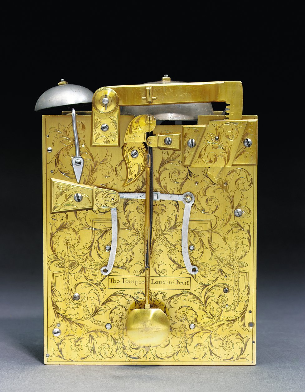 James II montou um relógio de suporte impressionante com pull quarter repeat, no. 166, c.1690-95 (metal dourado) (ver também 867502-3) de Thomas Tompion