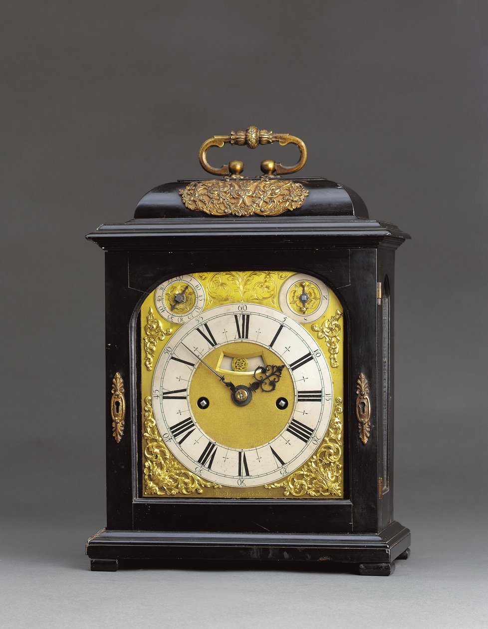 James II montou um relógio de suporte impressionante com pull quarter repeat, no. 166, c.1690-95 (ébano e metal dourado) (ver também 867503-4) de Thomas Tompion