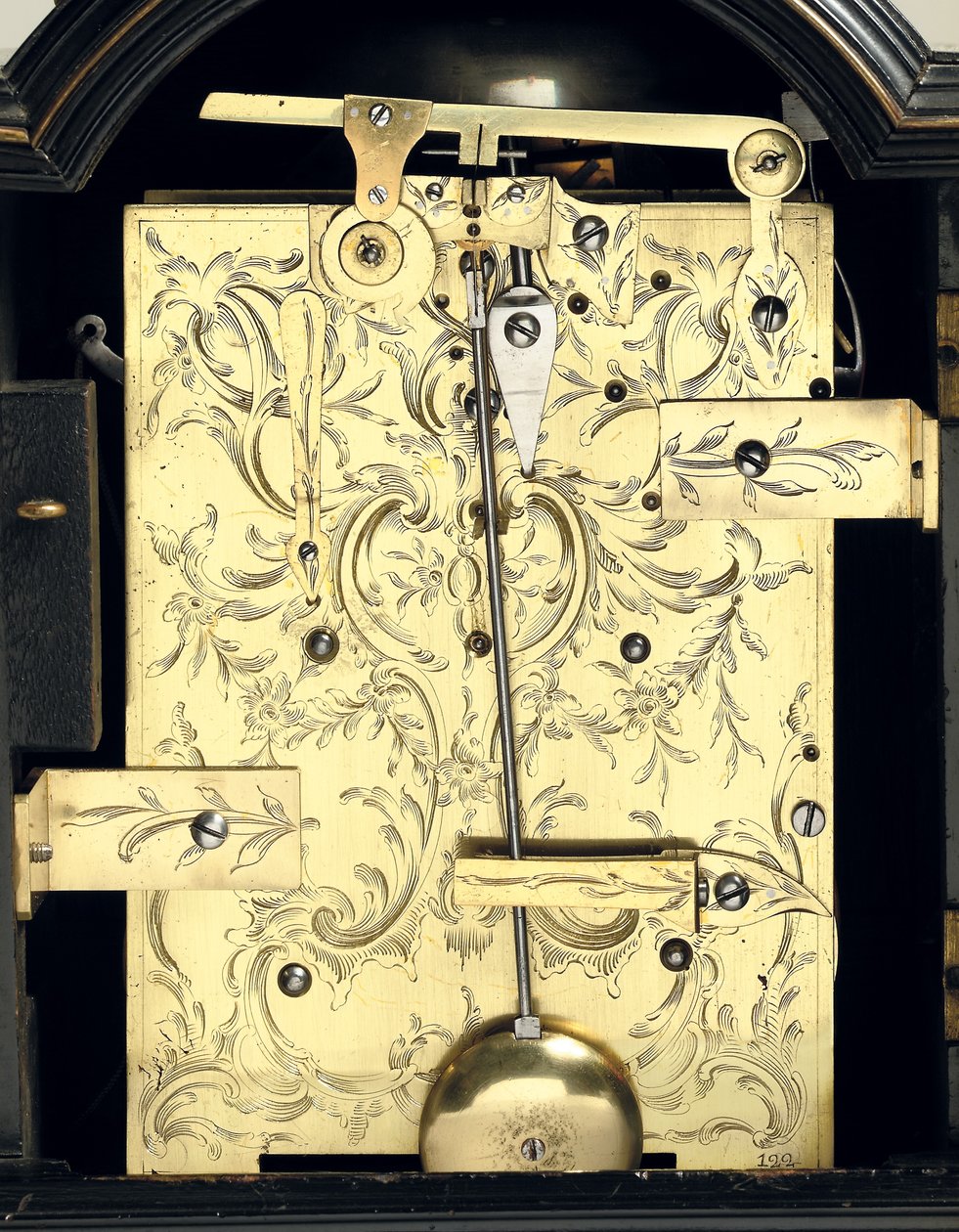 Detalhe de um impressionante relógio de mesa George III, c.1770 (madeira, vidro e metal) (ver também 491921) de Thomas Wagstaff or Wagstaffe