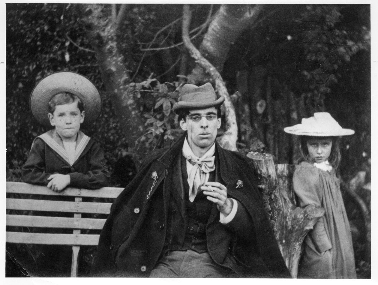William Butler Yeats (1865-1939) com Charles e Thea Rolleston, 1894 (foto do bw) de Thomas William Hazen Rolleston
