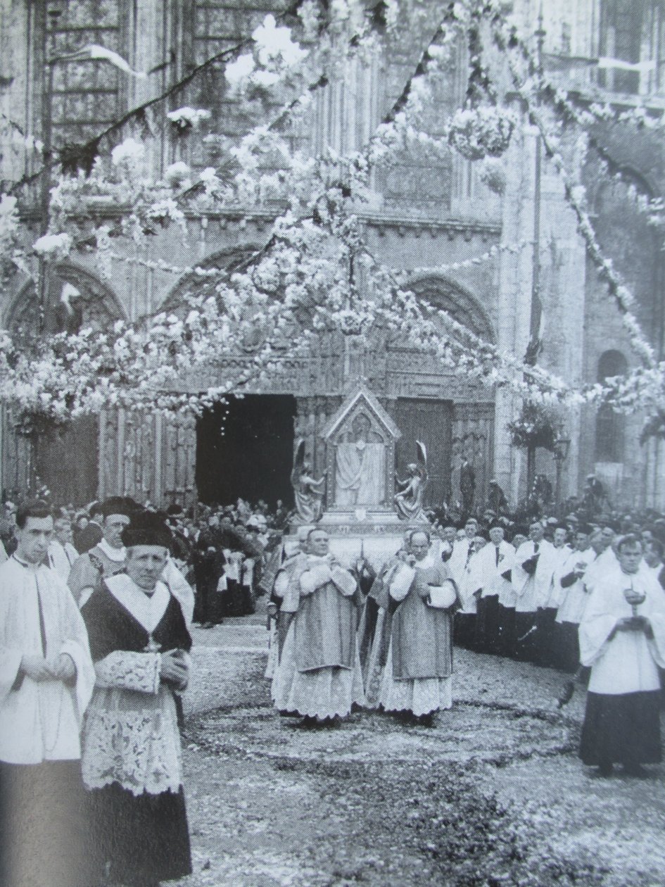 Procissão do Véu da Virgem em frente ao portal real da Catedral de Notre-Dame de Chartres.) de Thomon