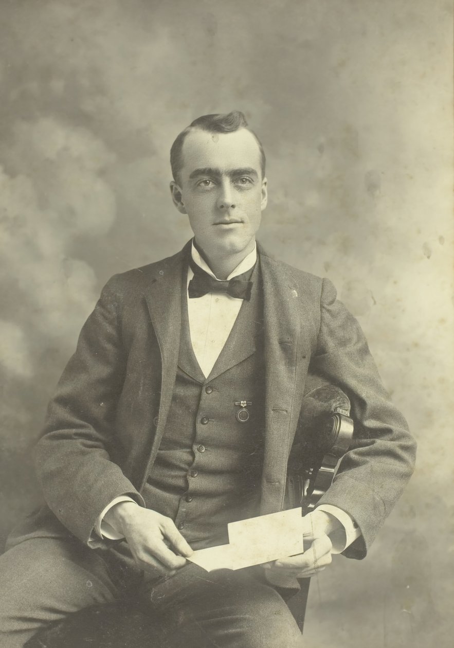 Retrato sem título de homem sentado, 18801899. de Thompson Studio