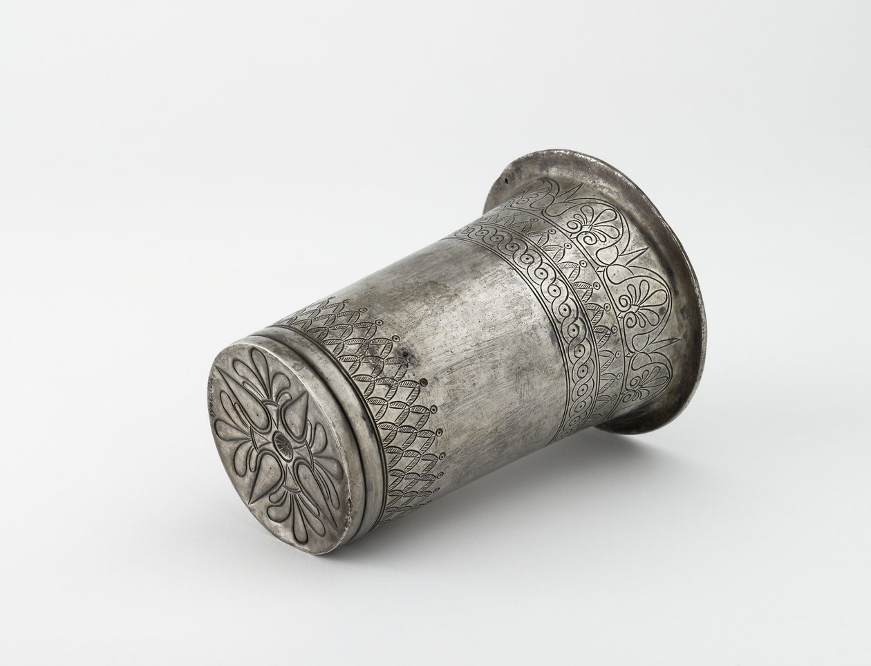 Copo de prata com decoração incisa, séc. V aC (prateado) de Thracian