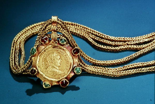 Moeda, de Caracallas reinado montado em um pingente, 249 (ouro) de Thracian