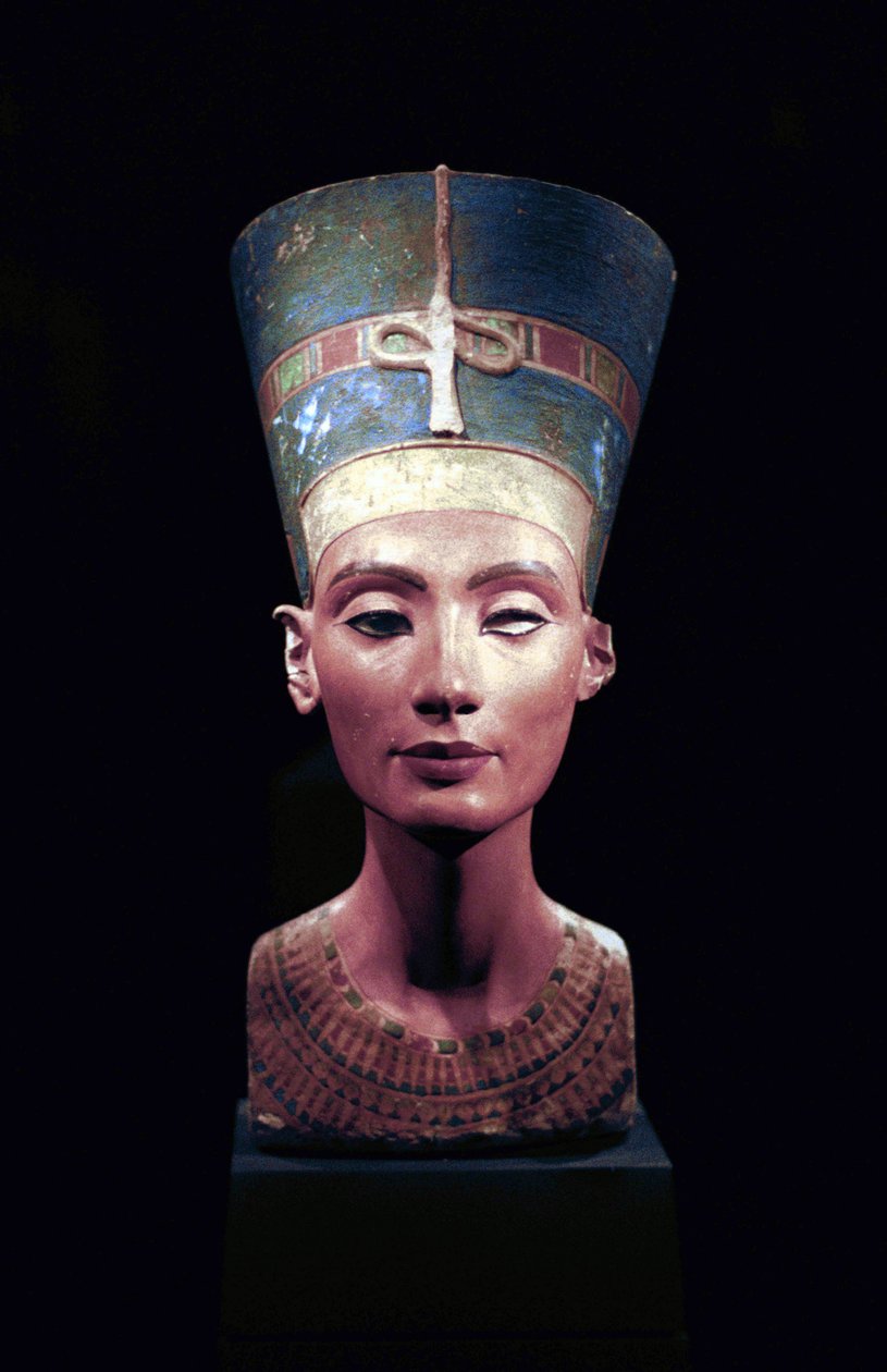 Busto de Nefertiti (c1370- c1330 a.C.) Grande Esposa Real (consorte chefe) ao Faraó Akhenaten egípcio. Nefertiti e seu marido eram conhecidos por uma revolução religiosa. Eles começaram a adorar apenas um deus, Aten, o disco do sol. de Thutmose Thutmose
