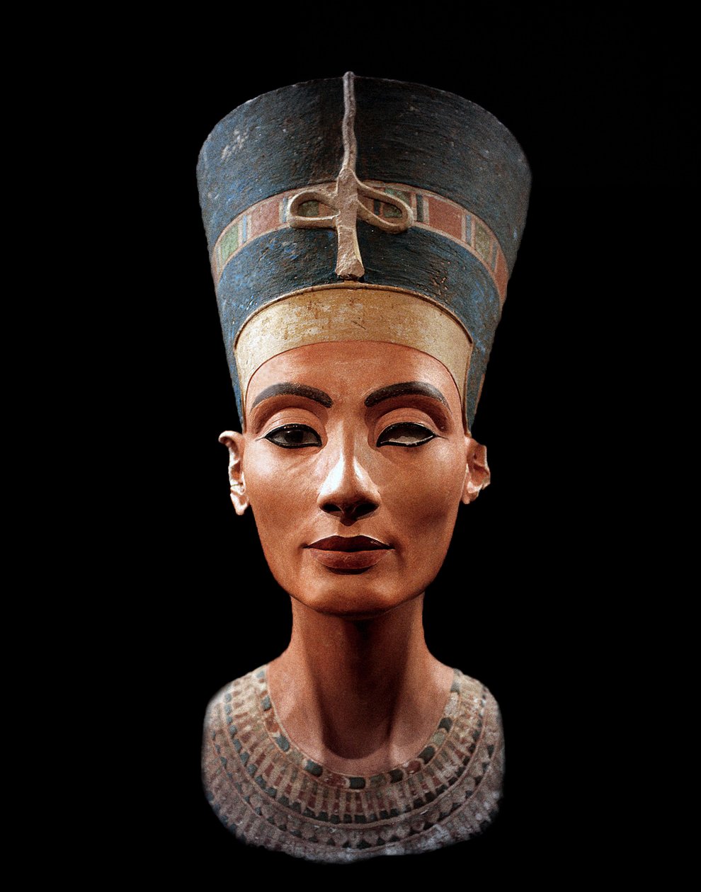 Busto de Nefertiti (c1370- c1330 a.C.) Grande Esposa Real (consorte chefe) ao Faraó Akhenaten egípcio. Nefertiti e seu marido eram conhecidos por uma revolução religiosa. Eles adoravam apenas um deus, Aten, o disco do sol. de Thutmose Thutmose