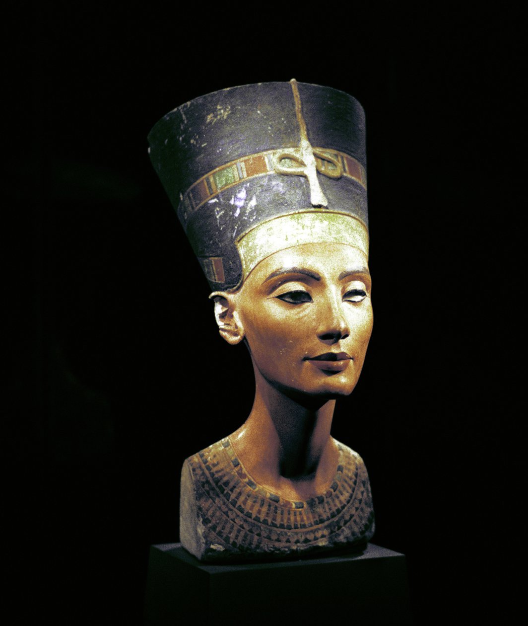 Busto de Nefertiti (c1370- c1330 a.C.) Grande Esposa Real (consorte chefe) ao Faraó Akhenaten egípcio. Nefertiti e seu marido eram conhecidos por uma revolução religiosa. Eles começaram a adorar apenas um deus, Aten, o disco do sol. de Thutmose Thutmose