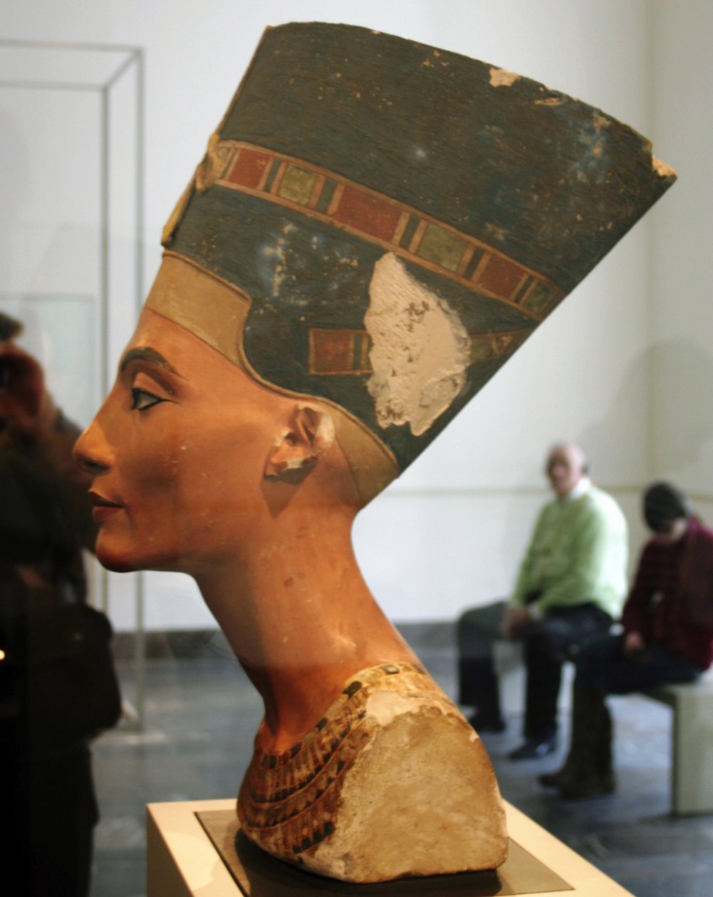 Busto retrato de Nefertiti (século XIV a.C.) rainha-consorte do faraó Akhenaton no Museu Egípcio no Altes Museum Berlin. de Thutmose Thutmose