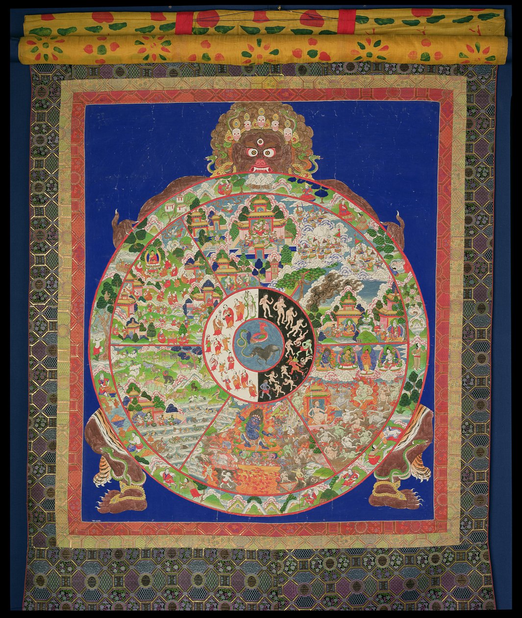 Dharmachakra Roda da Vida sendo transformada por Yama, o Senhor da Morte, com cenas simbolizando os elos dos twelves que causam o renascimento descontrolado ao redor do aro, tibetano, 1780-1850 de Tibetan School