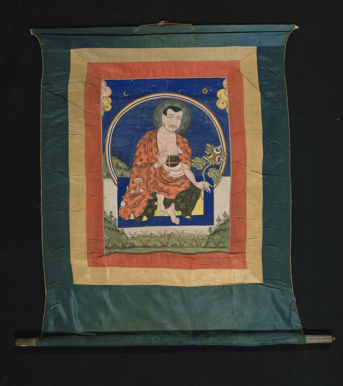 Pintura de Thangka desprezando Arhat em túnicas de monges segurando contas de oração malaias na mão direita e o caule de uma planta com folhas e três flores na mão esquerda, 1700-1825 de Tibetan School