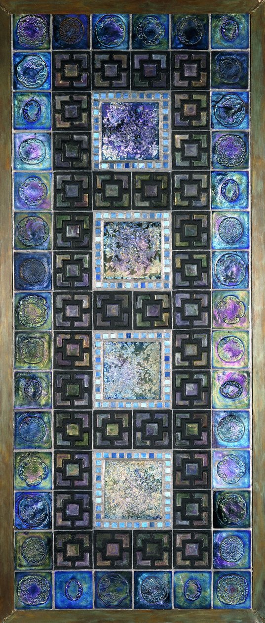 Um painel de ladrilhos de vidro Favrile, moldado com flores e desenhos geométricos, século 20 de Tiffany Studios
