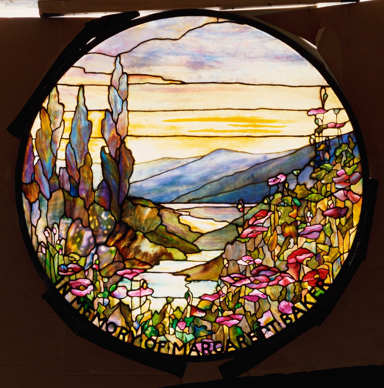 Janela com pôr do sol e montanhas, Tiffany Studios, c.1900 de Tiffany Studios