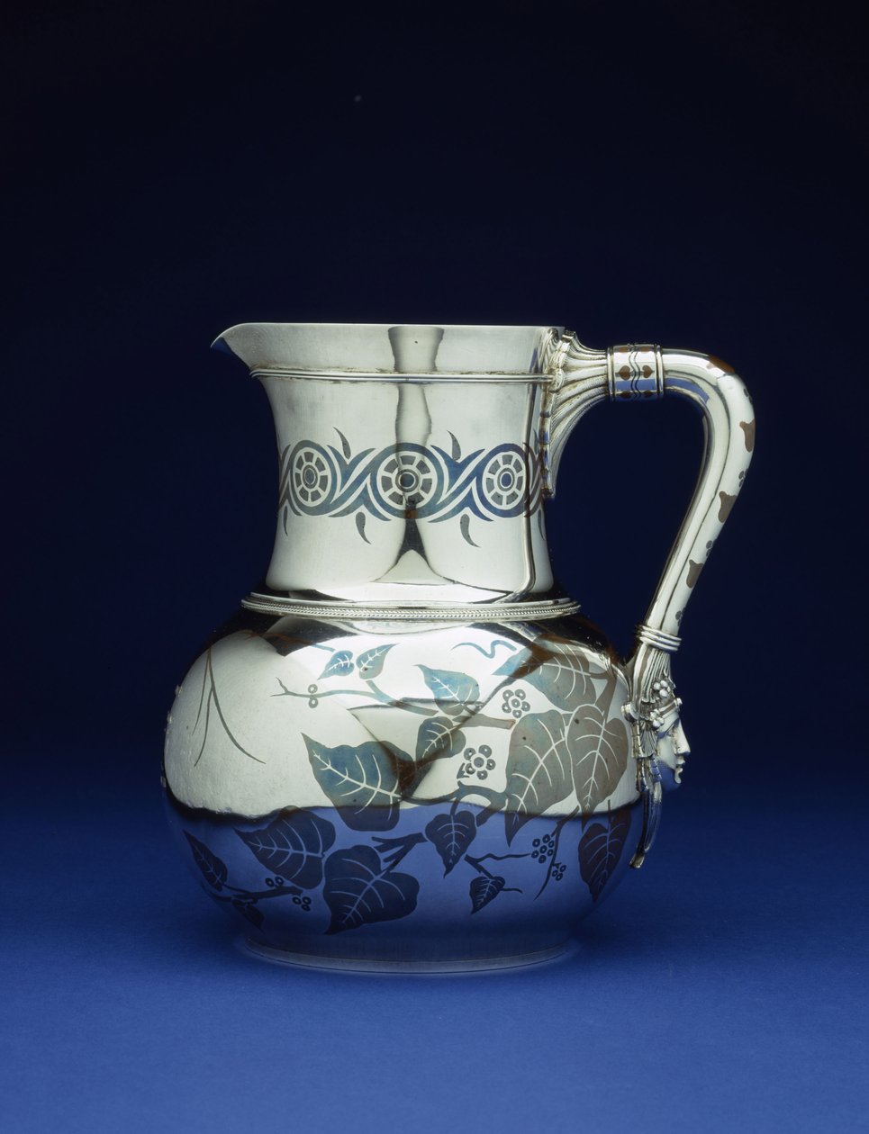 Um jarro de metal misto de Tiffany & Co, Nova York, c.1877 de Tiffany and Company