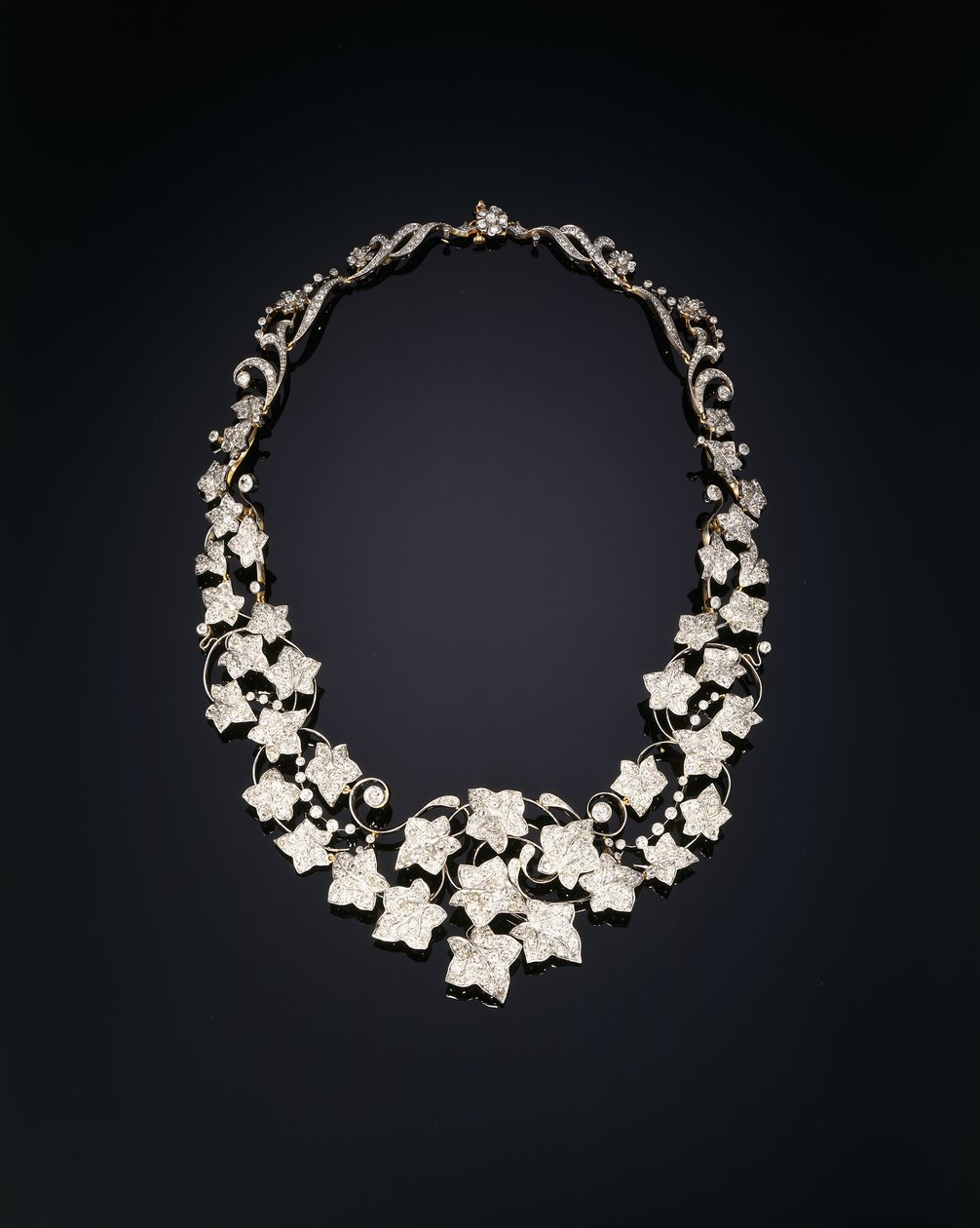 Um colar antigo de diamante com hera de Tiffany and Company