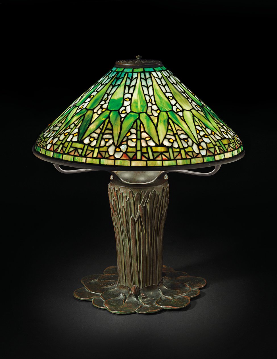 Candeeiro de mesa em ponta de flecha, c.1910 (vidro com chumbo e bronze) de Tiffany and Company