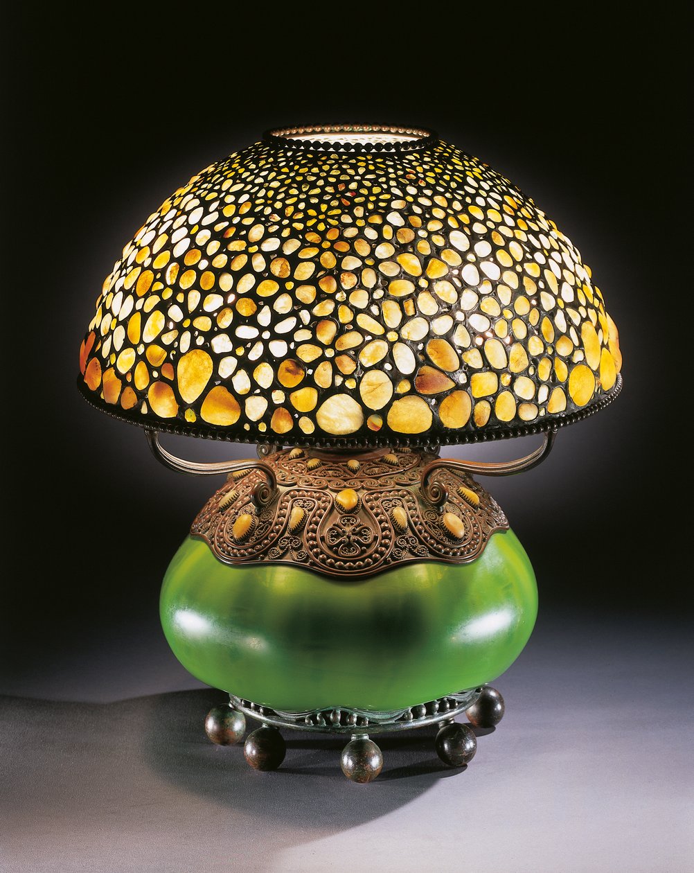 Candeeiro de mesa &39;Pebble&39; raro, c.1906 (vidro com chumbo, pedra, bronze e vidro soprado) de Tiffany and Company