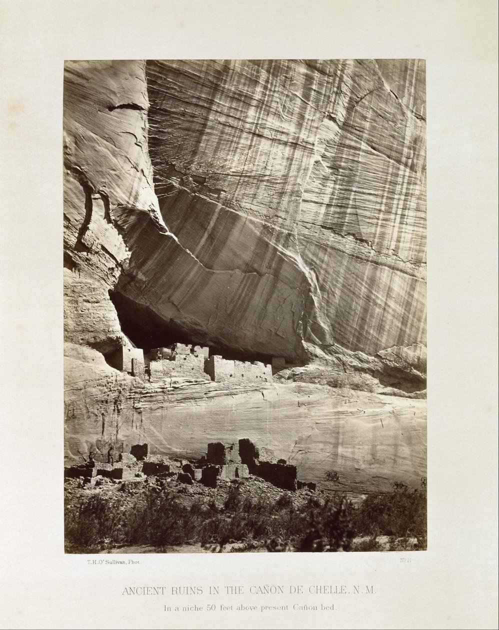 Ruínas antigas no Cañon de Chelle, N.M. (Território) de Timothy H. O