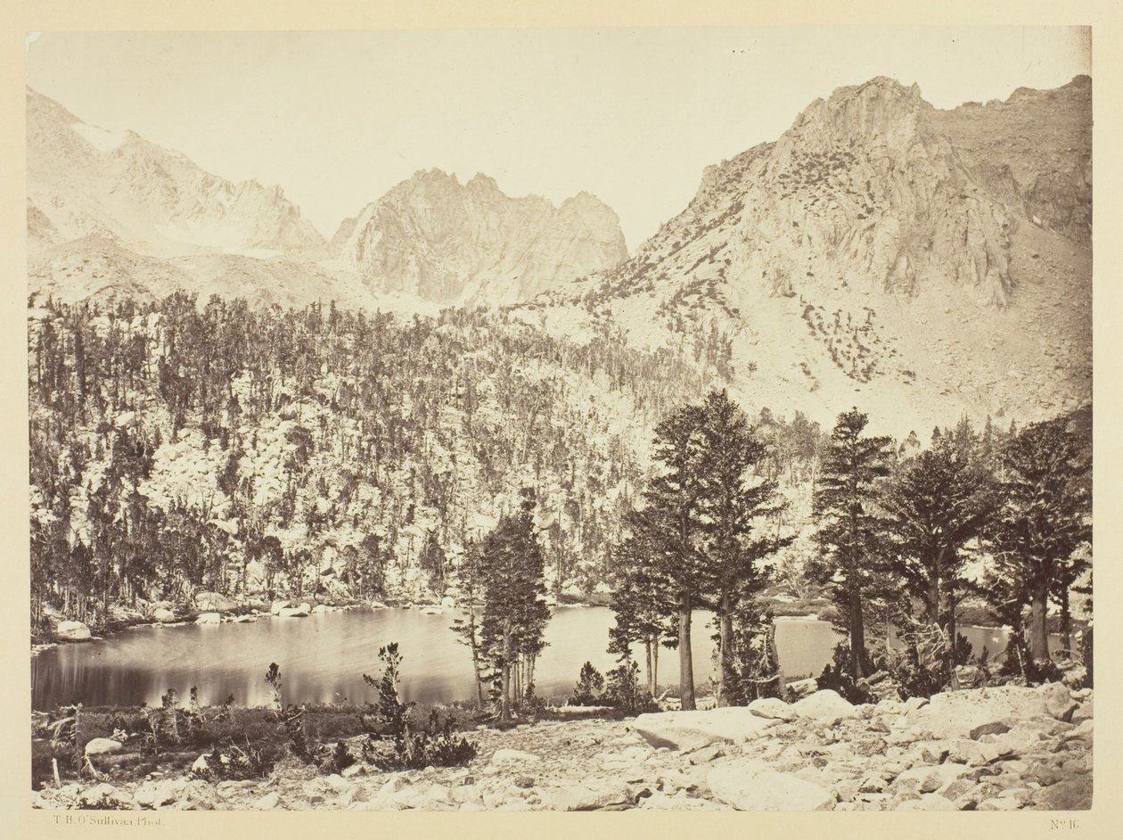 Lago alpino na Serra Nevada, Califórnia de Timothy O