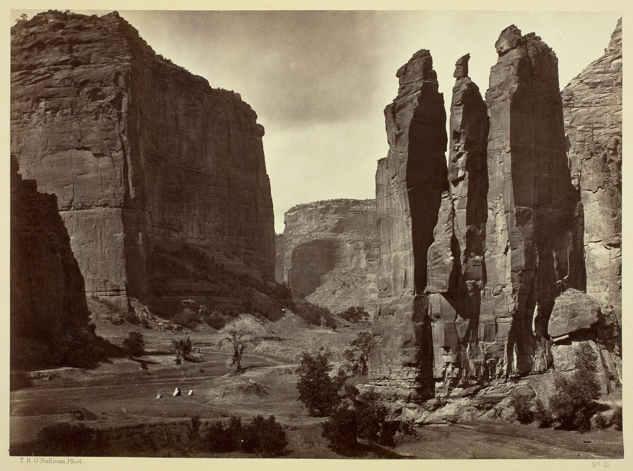 Cañon de Chelle, Paredes do Grande Cañon, com cerca de 1200 pés de altura de Timothy O