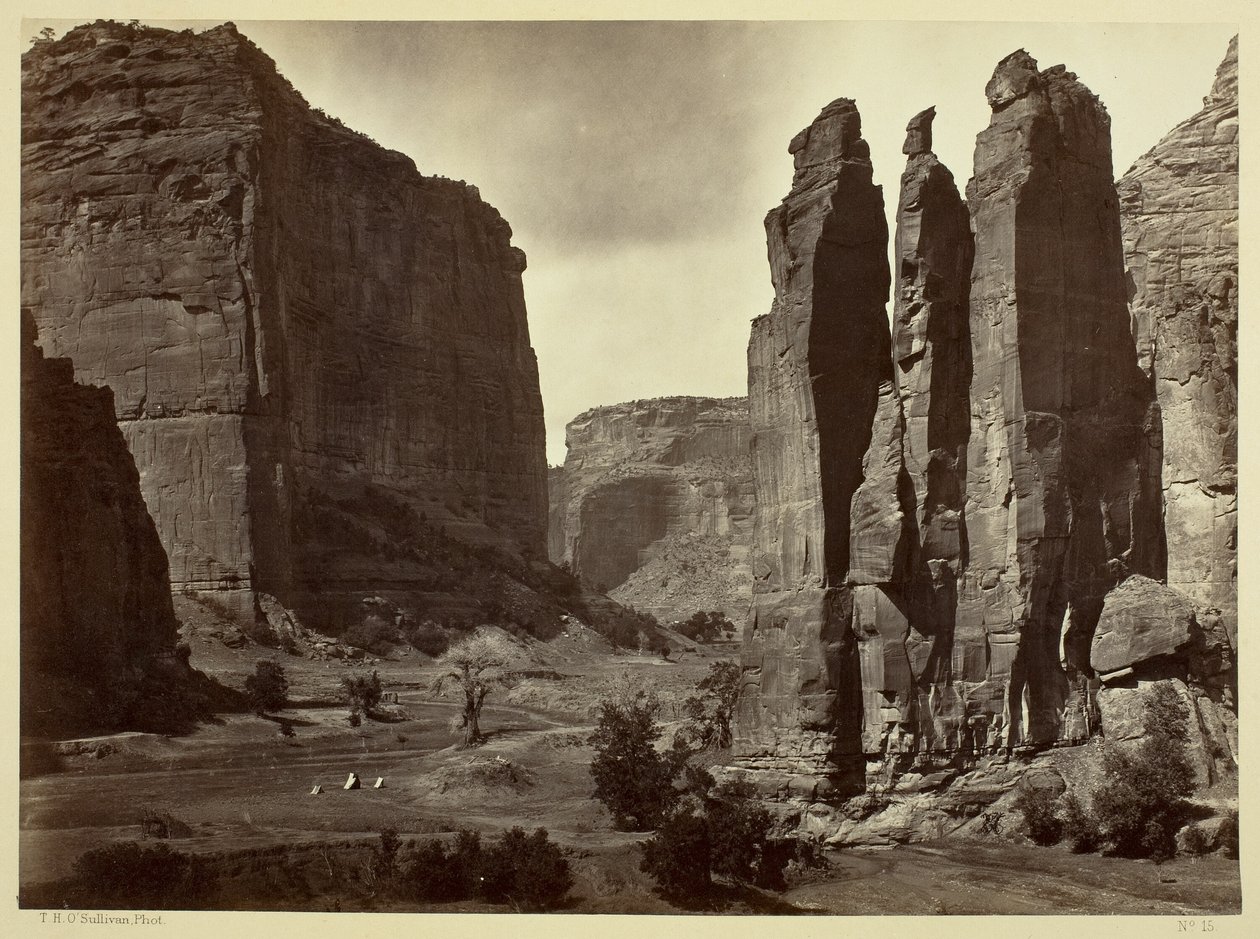 Cañon de Chelle, Paredes do Grande Cañon, com cerca de 1200 pés de altura de Timothy O