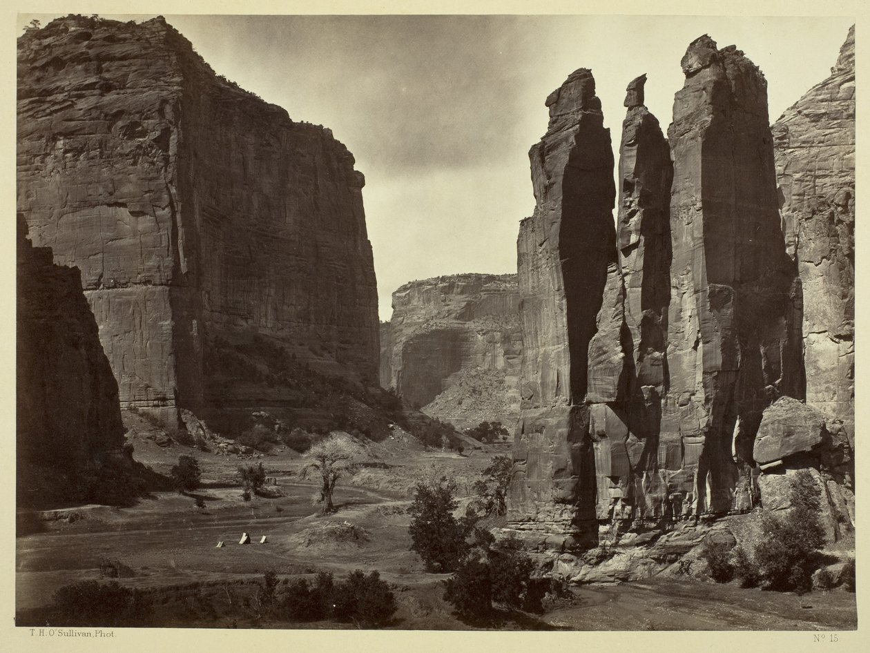 Cañon de Chelle, Paredes do Grand Cañon, cerca de 1.200 pés de altura, 1873 de Timothy OSullivan