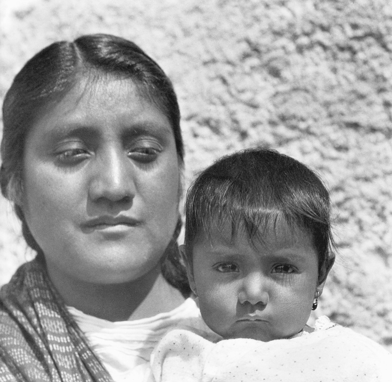 Uma mãe asteca (Conchita com sua mãe Luz Jimenez, empregada doméstica da família Salas e modelo para Jean Charlot e Diego Rivera), Cidade do México, 1926 de Tina Modotti