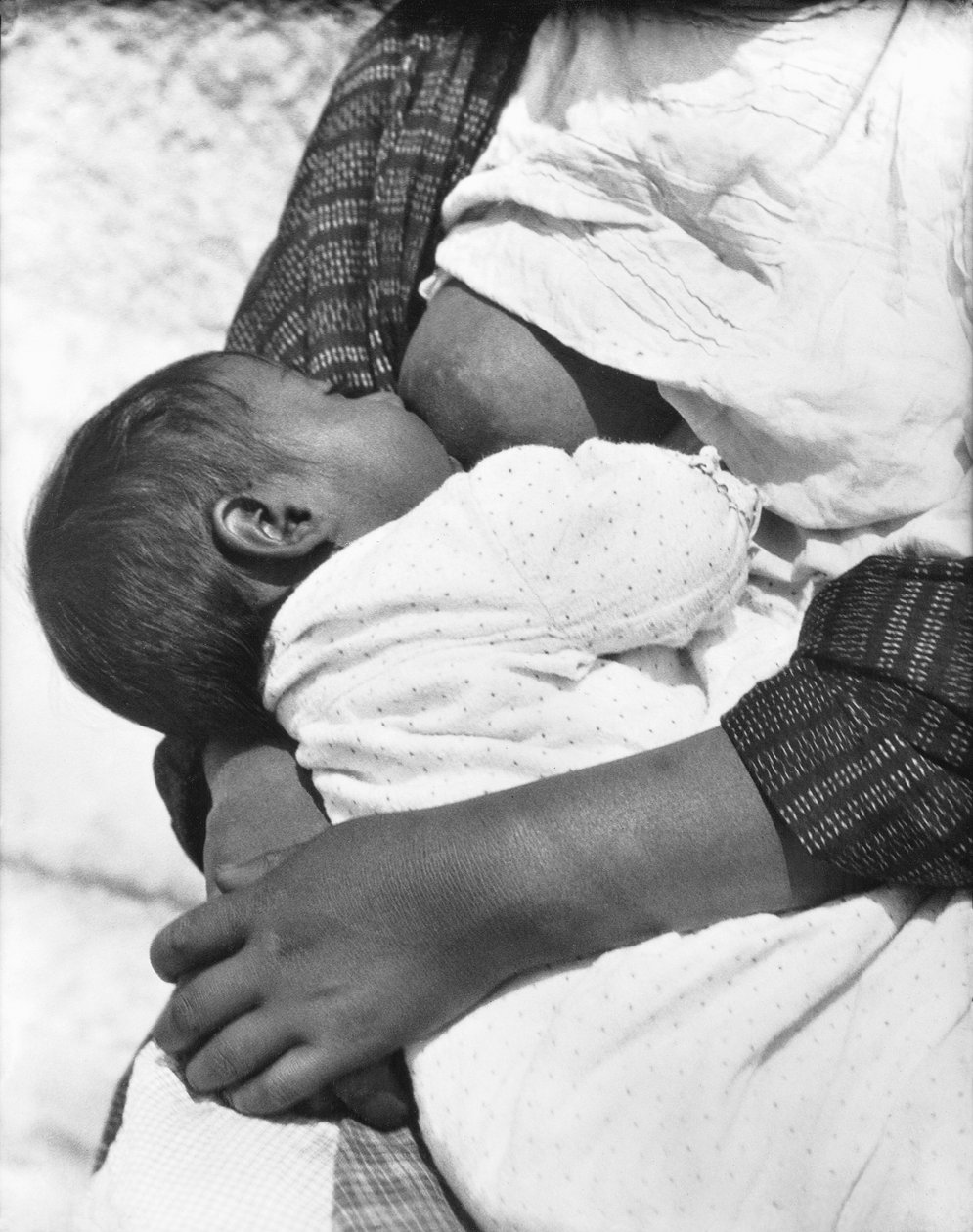 Enfermagem do bebê (Conchita com sua mãe Luz Jimenez), Cidade do México, 1926 de Tina Modotti