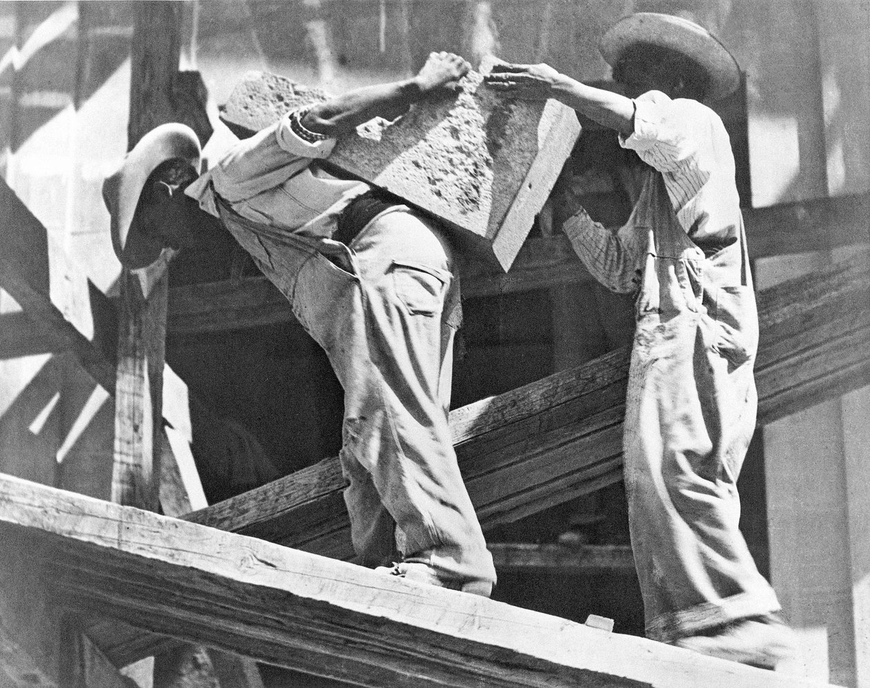 Trabalhadores da construção civil no estádio, cidade do México, 1927 de Tina Modotti