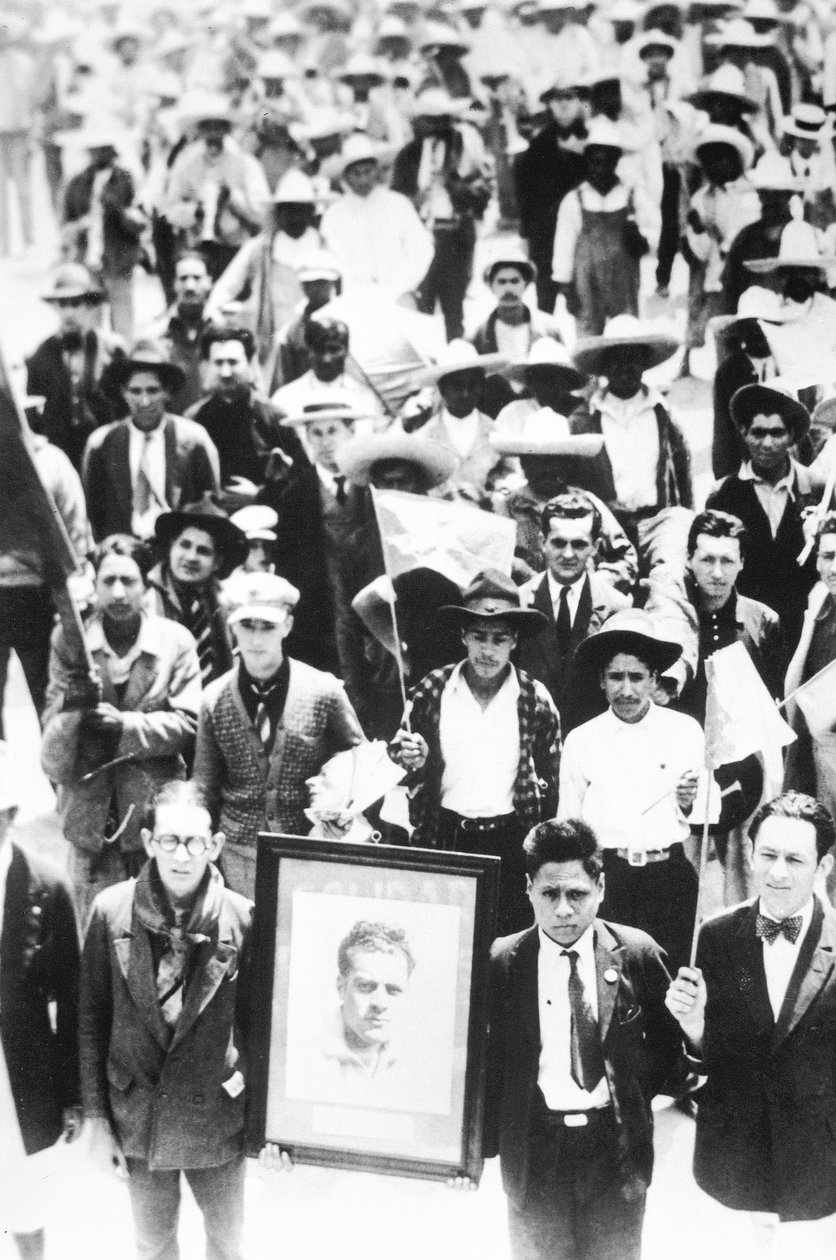 Manifestação da Red International Aid, com uma fotografia de Julio Antonio Mella, Tizuyuca (Hidalgo), 4 de abril de 1929 de Tina Modotti