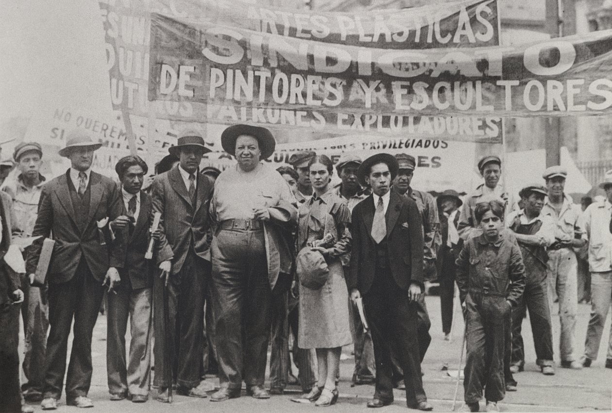 Diego Rivera e Frida Kahlo no Desfile do Primeiro de Maio, Cidade do México, 1º de maio de 1929 de Tina Modotti