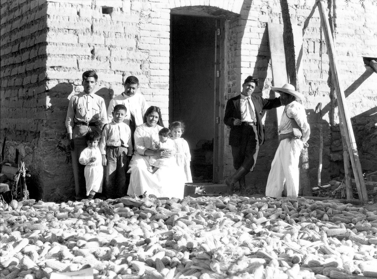 Família com milho, Estado de Veracruz, México, 1927 de Tina Modotti