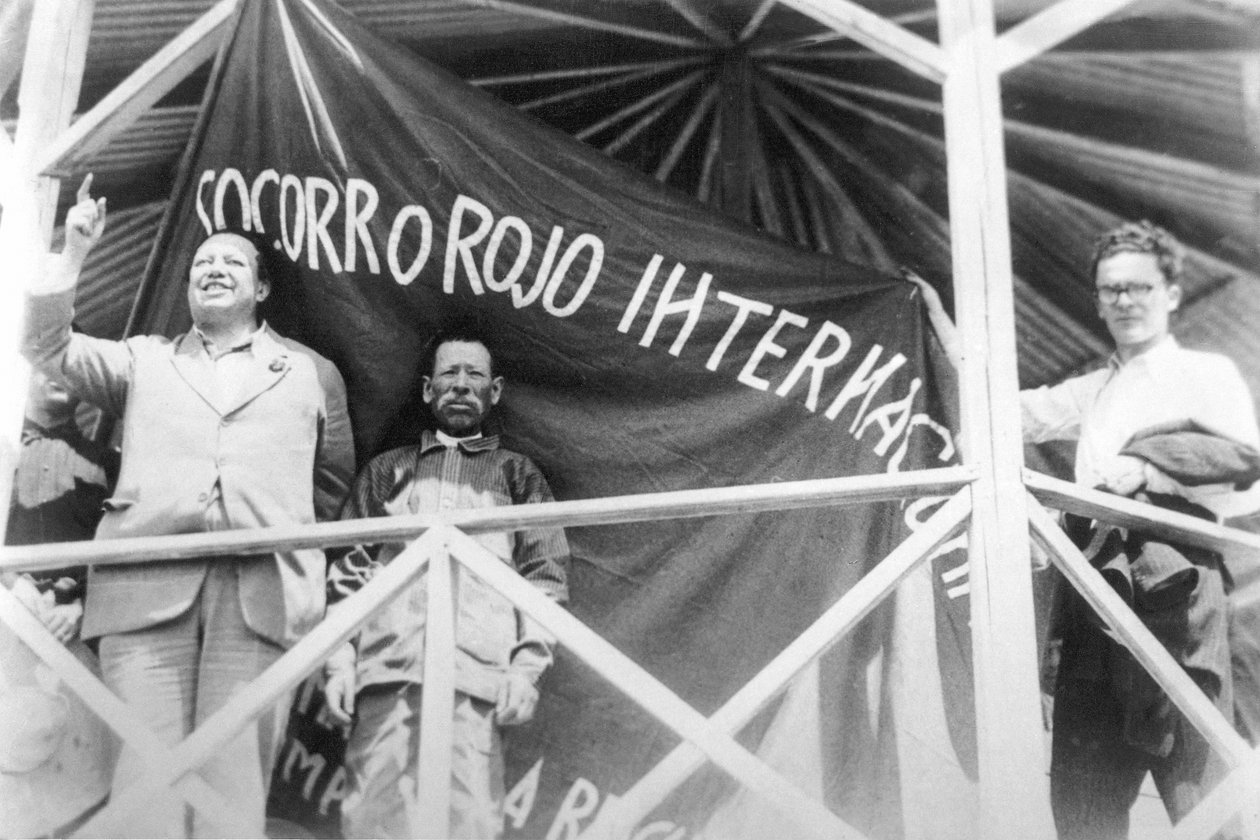 Internacional Red Aid: Diego Rivera em um comício de "Socorro Rojo Internacional", Tizuyuca (Hidalgo), México, 04 de abril de 1929 de Tina Modotti