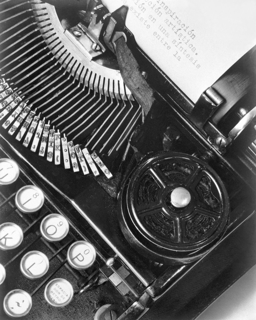 La Tecnica - a máquina de escrever de Julio Antonio Mella, Cidade do México, 1928 de Tina Modotti