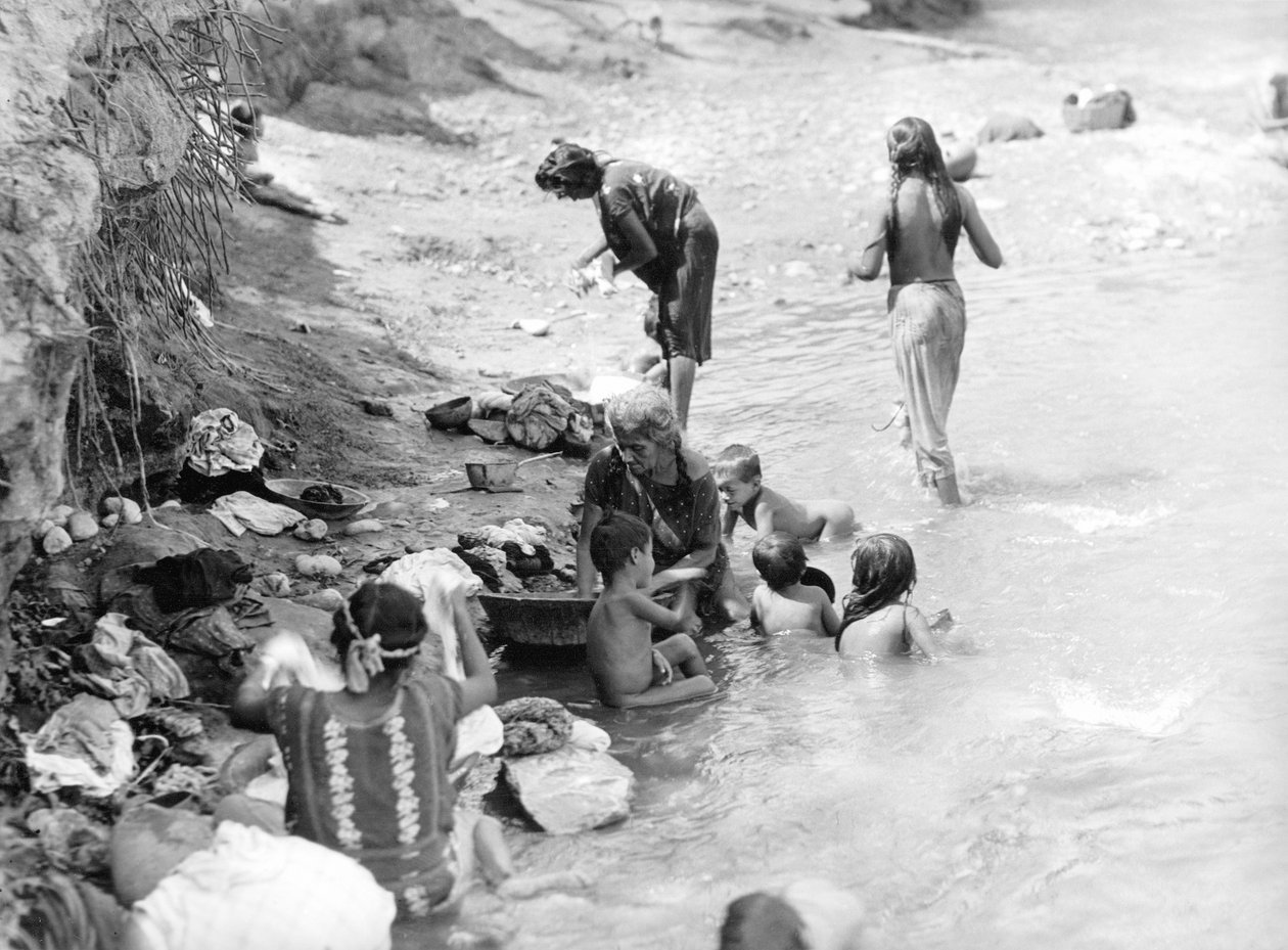 Lavando no rio perto de Tehuantepec, México, 1929 de Tina Modotti