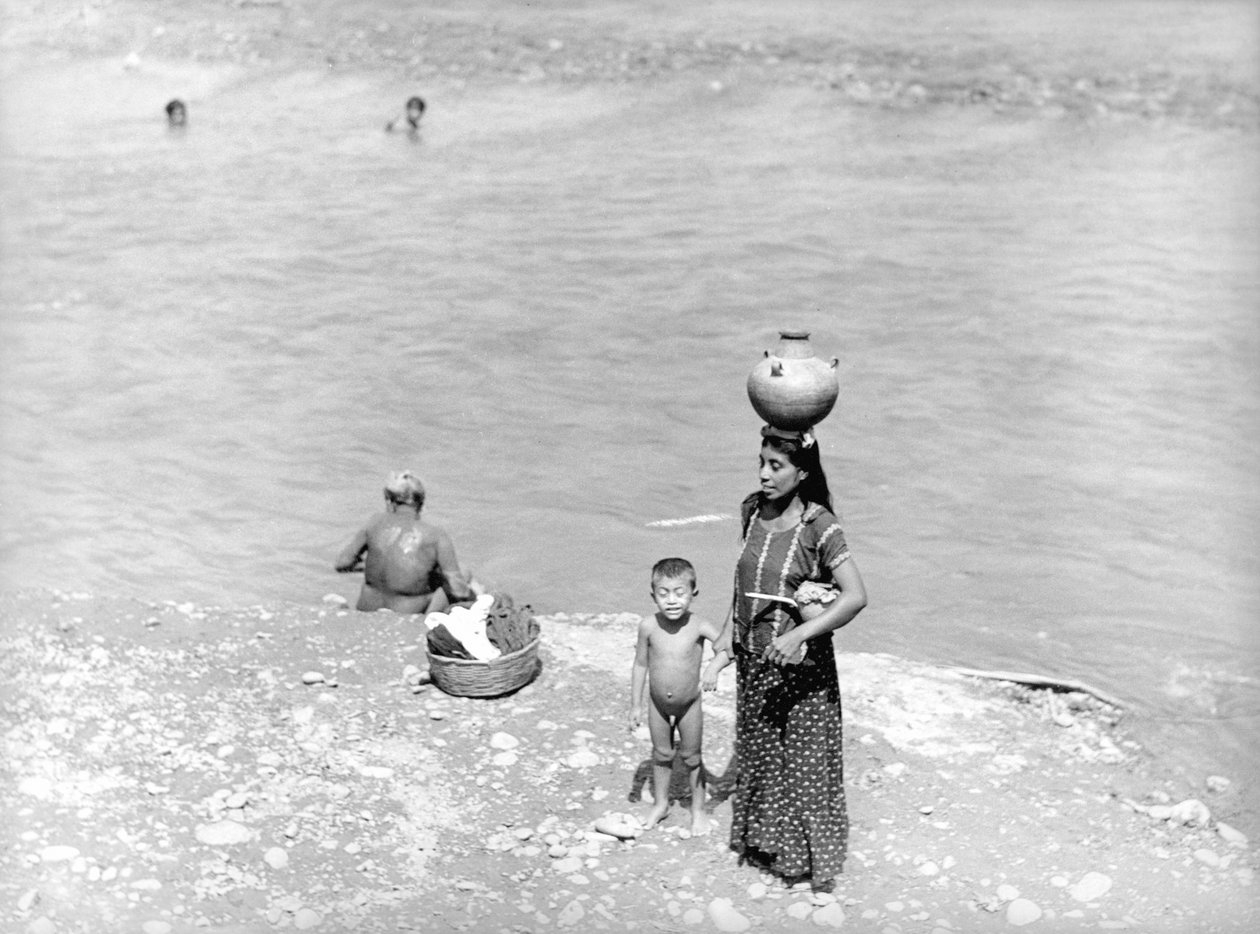 Lavando no rio perto de Tehuantepec, México, 1929 de Tina Modotti
