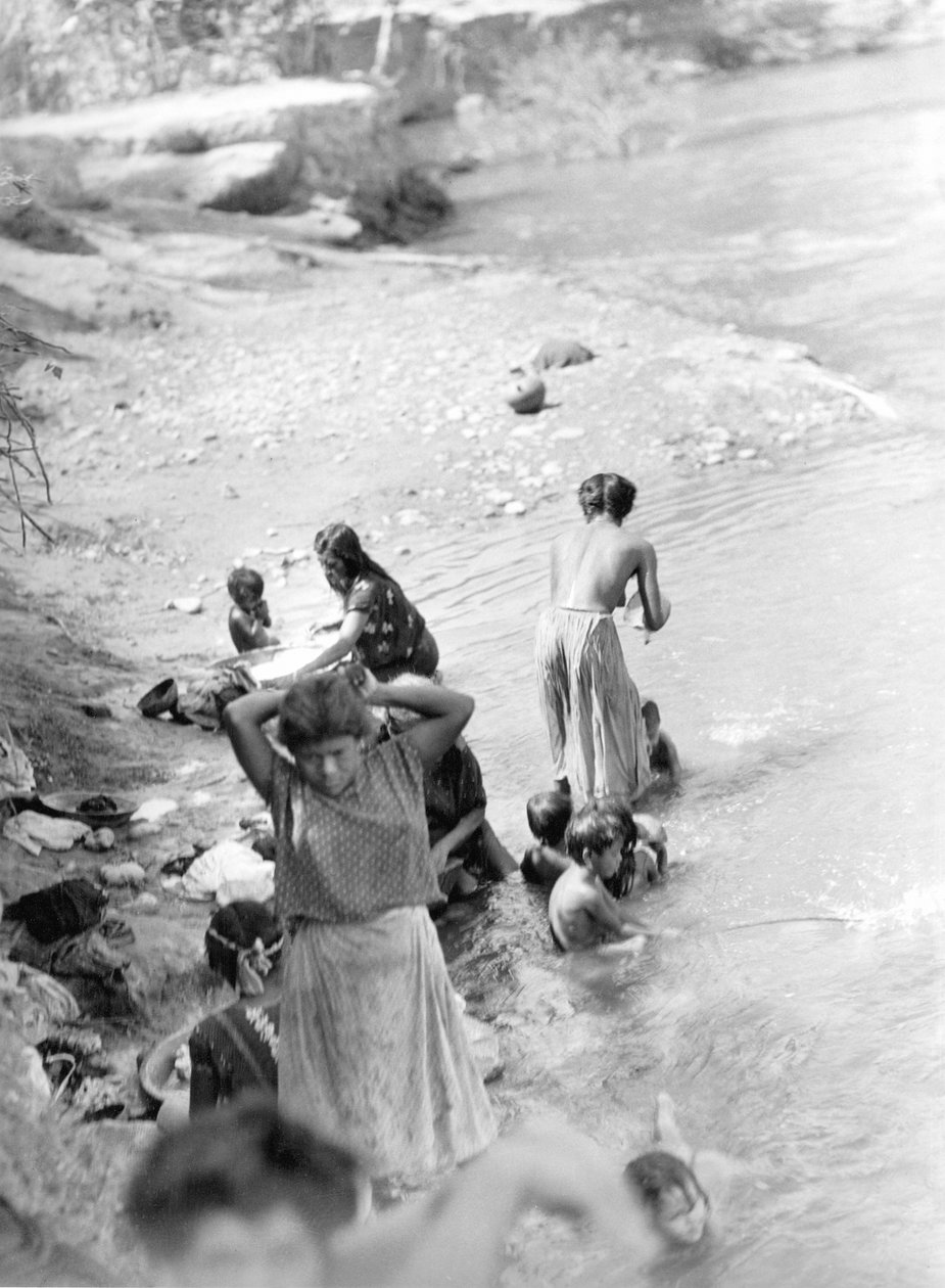 Lavando no rio perto de Tehuantepec, México, 1929 de Tina Modotti