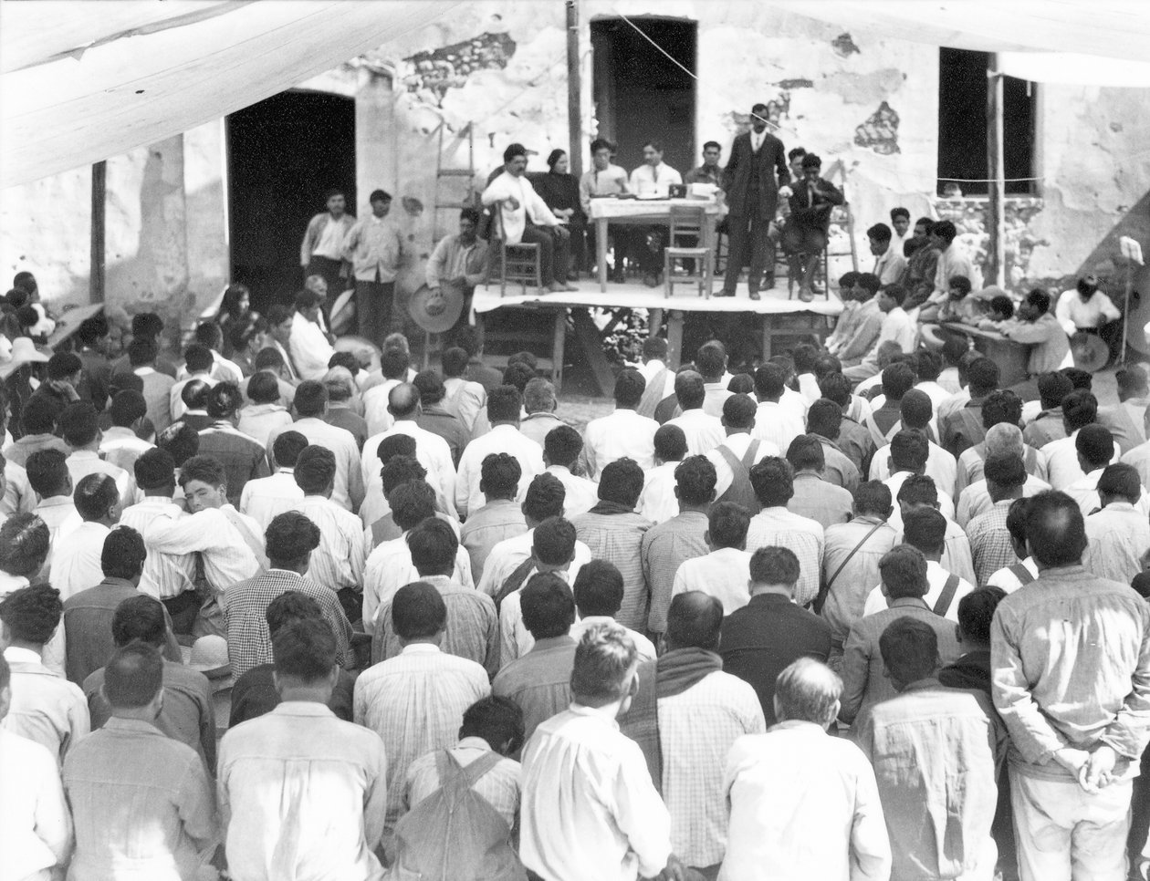 Encontro dos Campesinos: À mesa Xavier Guerrero e Julio Antonio Mella, Jalapa, México, 1927 de Tina Modotti