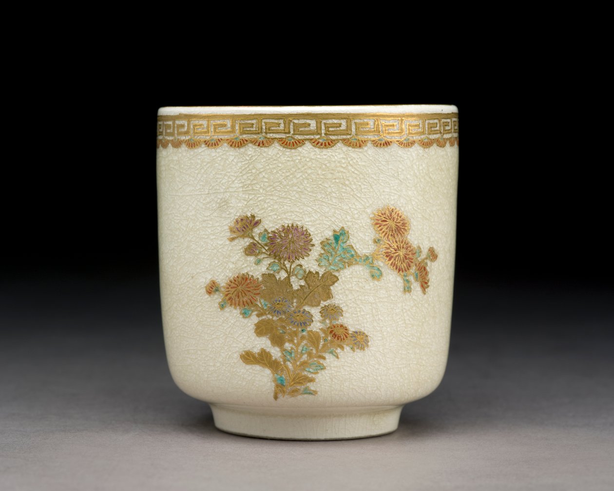 Taça com crisântemos, Kumamoto Kiln, era Meiji, c.1900 (cerâmica) de Tokozan