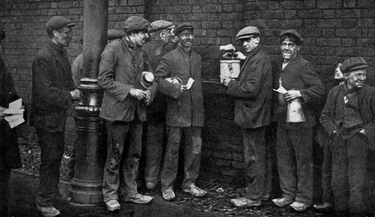 Votação da greve de carvão, Wheatsheaf Colliery, Pendlebury, janeiro de 1912, c1920 de Topical Press Agency