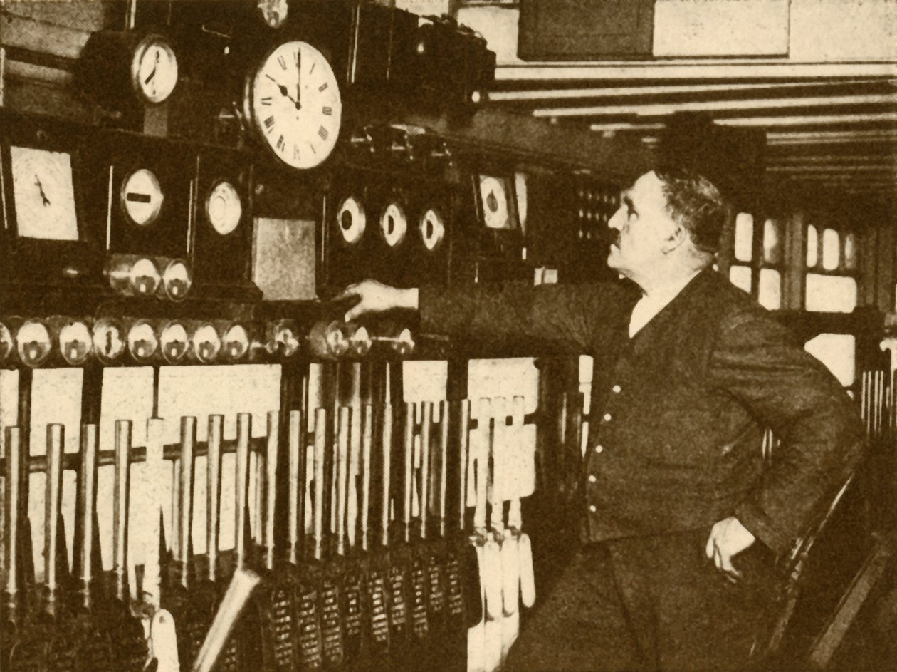 Gravando o sinal de tempo diário na estação de Liverpool Street, Londres e North Eastern Railway, 1930. de Topical Press Agency