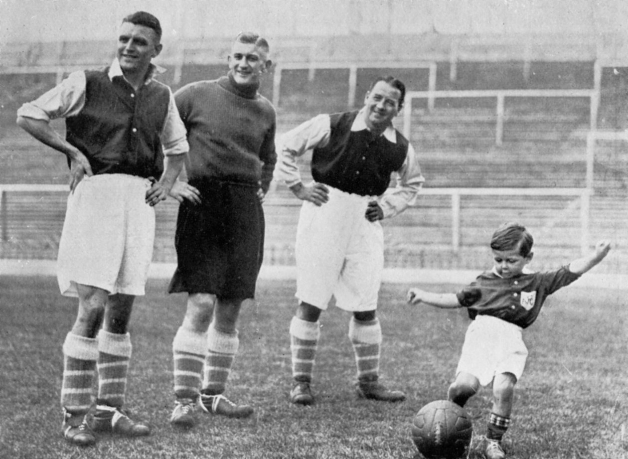 O jovem Tony Hapgood mostra suas habilidades em Highbury, Londres, c1933-c19375 de Topical Press Agency